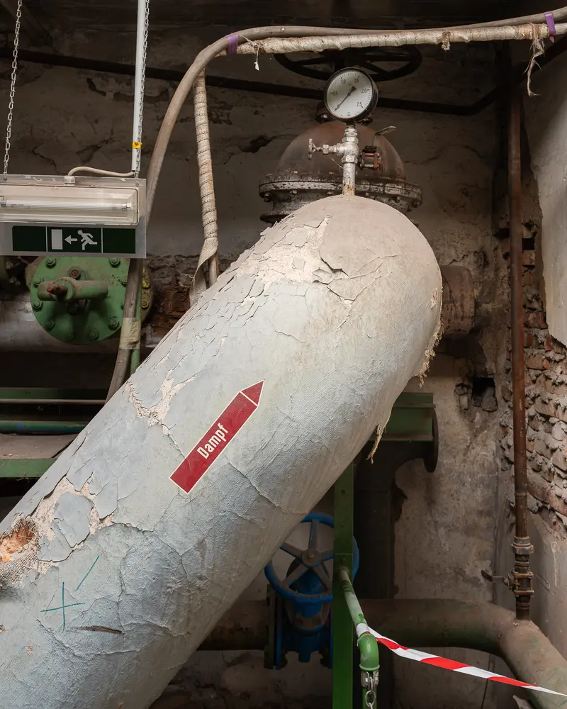 Insulated "Dampf" steam pipe and pressure gauge inside Glanzstoff St. Pölten industrial hall